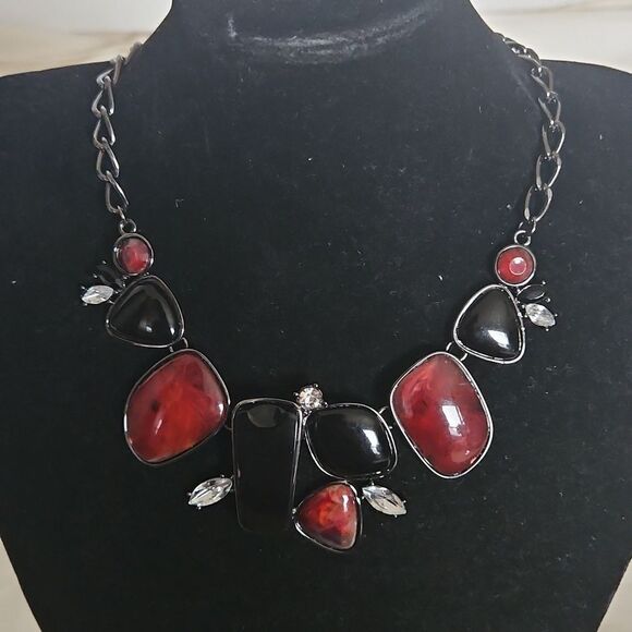 Elegant Burgundy and Black Statement Necklace - Picture 15 of 16